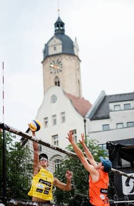 SMART BEACH TOUR 2015 JENA 13 06 2015 - Jena: Die smart beach tour 2015 am 13. Juni 2015 auf dem Markt in Jena. Im Foto: Das Match Poniewaz, Poniewaz gegen Hauser, Höfer.
