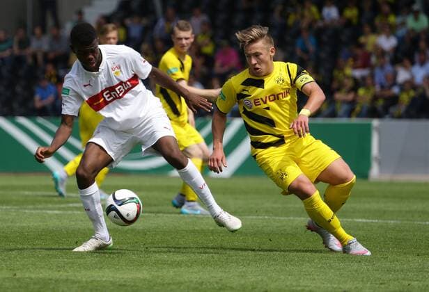 Aspach , Fußball Finale Deutsche Meisterschaft B-Junioren VfB Stuttgart vs. BVB Borussia Dortmund , von links: Benedict dos Santos ( VfB ) Felix Passlack ( BVB )