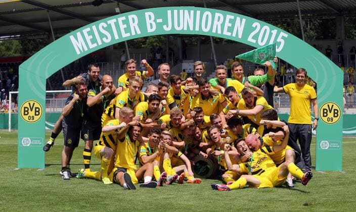 VfB Stuttgart Deutschland, Stuttgart, 14.06.2015, Fussball, B-Junioren, Bundesliga, Saison 2014 2015, Finale, U17 U 17 VfB Stuttgart - U17 Borussia Dortmund: Borussia Dortmund Spieler feiern die Meisterschaft mit der Schale.
