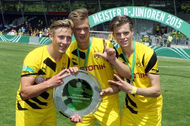 VfB Stuttgart Deutschland, Stuttgart, 14.06.2015, Fussball, B-Junioren, Bundesliga, Saison 2014 2015, Finale, U17 U 17 VfB Stuttgart - U17 Borussia Dortmund: v.l Felix Passlack, Patrick Fritsch, Dzenis Burnic (alle Borussia Dortmund) mit der Meisterschale.