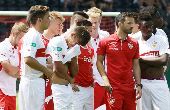 Aspach , Fußball Finale Deutsche Meisterschaft B-Junioren VfB Stuttgart vs. BVB Borussia Dortmund , von links: Thomas Kunz Manuel Kober Domenco Tedesco