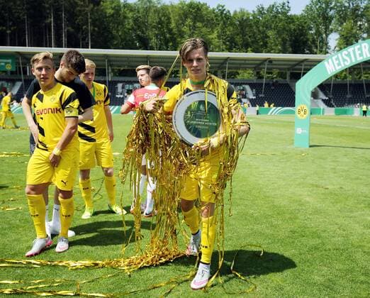 VfB Stuttgart Deutschland, Stuttgart, 14.06.2015, Fussball, B-Junioren, Bundesliga, Saison 2014 2015, Finale, U17 U 17 VfB Stuttgart - U17 Borussia Dortmund: Dzenis Burnic (Borussia Dortmund) mit der Meisterschale.