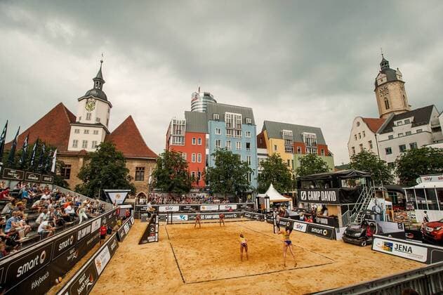 SMART BEACH TOUR 2015 JENA 13 06 2015 - Jena: Die smart beach tour 2015 am 13. Juni 2015 auf dem Markt in Jena. Im Foto: Das Match Schillerwein, Tillmann gegen Basan, Dombese.