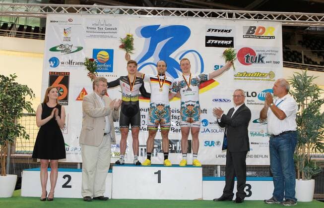 129. Deutsche Meisterschaften Bahnradsport 2015 vom 10.-14.06.2015 im Velodrom Berlin, letzter Wettkampftag am 14.06.2015, xmdx, Siegerehrung KEIRIN Maenner, von links, 2. Maximilian Doernbach Dönbach (RSV Pfeil Wingerode) silber, Deutscher Meister Maximilian Levy (Team Erdgas.2012) gold, 3. Erik Balzer (Team Erdgas.2012) bronze 129. Deutsche Meisterschaften Bahnradsport 2015