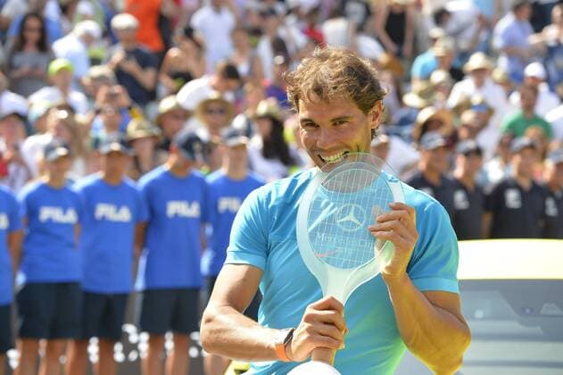 Rafael Nadal (ESP) gewinnt das erste Rasenturnier in Stuttgart. Jubel Emotion, Freude, mit Pokal beisst in Pokal Finale 14.06.2015 Tennis Mercedes-Cup Stuttgart Weißenhof TC Weissenhof Mercedescup Mercedes Cup 06.06..-14.06.2015 Mercedes-Cup Stuttgart Weißenhof 2015