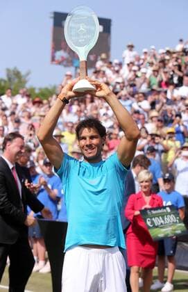 Stuttgart , Tennis Weissenhof Mercedes Cup 2015 Finale, Sieger Rafael Nadal (ESP) hält seinen Pokal hoch