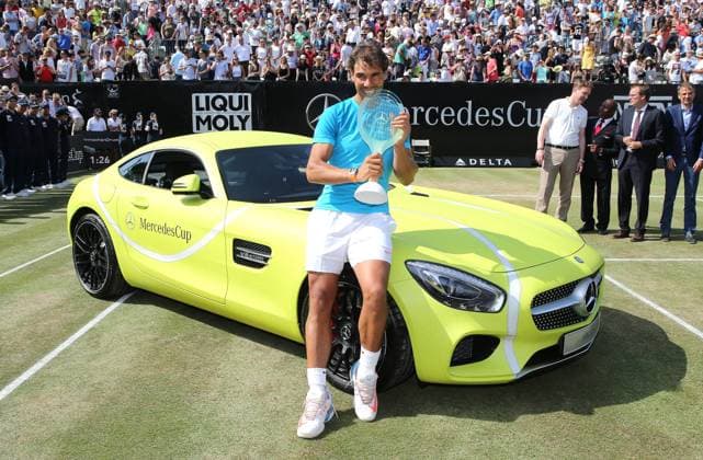Stuttgart , Tennis Weissenhof Mercedes Cup 2015 Finale, Sieger Rafael Nadal (ESP) beißt in seinen Pokal, im Hintergrund das Siegerauto von Mercedes