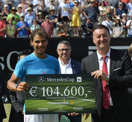 Edwin WEINDORFER, Turnierdirektor und Veranstalter MercedesCup (rechts) mit Rafael Nadal (ESP) (links) überreicht Siegerscheck über EUR 104.600 Finale 14.06.2015 Tennis Mercedes-Cup Stuttgart Weißenhof TC Weissenhof Mercedescup Mercedes Cup 06.06..-14.06.2015 Mercedes-Cup Stuttgart Weißenhof 2015