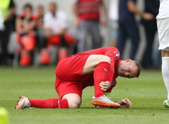 England s Wayne Rooney gets am early knock to his leg Slovenia v England - World Cup 2018 Qualifier- Stozice Stadium - Slovenia - 14th June 2015 - Picture David Klein Sportimage EDITORIAL USE ONLY. No use with unauthorised audio, video, data, fixture lists, club league logos or live services. Online in-match use limited to 120 images, no video emulation. No use in betting, games or single club league player publications.