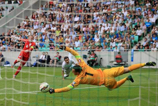 Slovenia s Samir Handanovic saves from England s Wayne Rooney Slovenia v England - World Cup 2018 Qualifier- Stozice Stadium - Slovenia - 14th June 2015 - Picture David Klein Sportimage EDITORIAL USE ONLY. No use with unauthorised audio, video, data, fixture lists, club league logos or live services. Online in-match use limited to 120 images, no video emulation. No use in betting, games or single club league player publications.