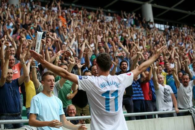SOCCER - UEFA EURO EM Europameisterschaft Fussball 2016 quali, SLO vs ENG LJUBLJANA,SLOVENIA,14.JUN.15 - SOCCER - UEFA European Championship EM Europameisterschaft 2016, European Qualifiers, international match Länderspiel Slovenia vs England. Image shows the rejoicing of Milivoje Novakovic (SLO) with fans. GEPAxpictures xMaticxKlansek
