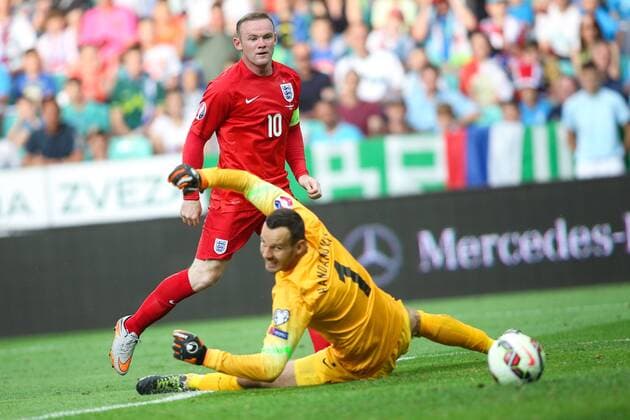 SOCCER - UEFA EURO EM Europameisterschaft Fussball 2016 quali, SLO vs ENG LJUBLJANA,SLOVENIA,14.JUN.15 - SOCCER - UEFA European Championship EM Europameisterschaft 2016, European Qualifiers, international match Länderspiel Slovenia vs England. Image shows Wayne Rooney (ENG) and Samir Handanovic (SLO). GEPAxpictures xMaticxKlansek