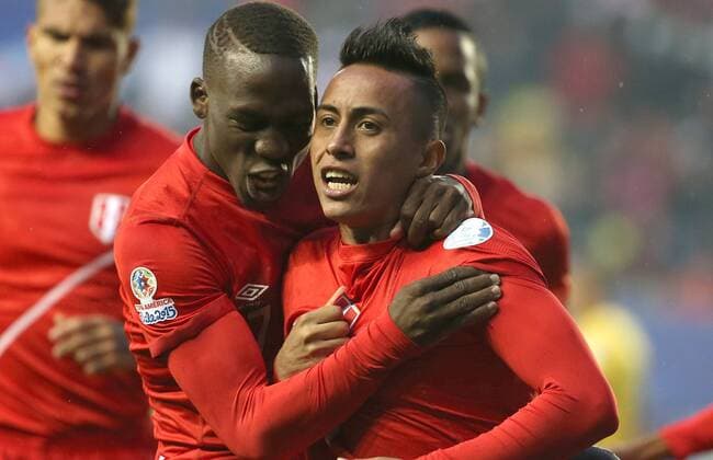 (150615) -- TEMUCO, June 14, 2015 -- Peru s Christian Cueva (R) celebrates after scoring against Brazil during their Group C match at Copa America 2015 in Temuco, Chile, June 14, 2015. Peru lost the match 1-2. ) (SP)CHILE-TEMUCO-COPA AMERICA 2015-GROUP C-BRAZIL VS PERU XuxZijian 
