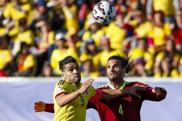 (150615) -- RANCAGUA, June 14, 2015 -- Colombia s Radamel Falcao (L) vies with Venezuela s Oswaldo Vizcarrondo during their Group C match at Copa America 2015 in Rancagua, Chile, June 14, 2015. Colombia lost the match 0-1.) (SP)CHILE-RANCAGUA-COPA AMERICA 2015-GROUP C-COLOMBIA VS VENEZUELA COLPRENSA 