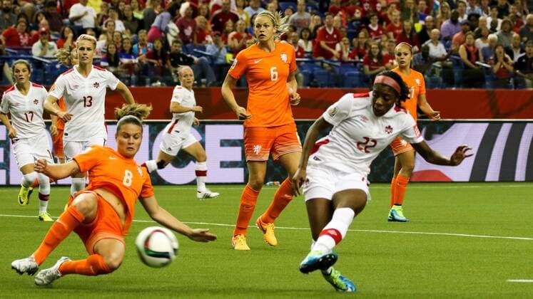 v.li.: Sherida Spitse (NED) wirft sich in den Ball, kommt aber zu spät, Ashley Lawrence (CAN) erzielt das 0:1 für Kanada, Tor, Treffer, Fussball, FIFA Frauen-WM 2015, Niederlande - Kanada, xozx