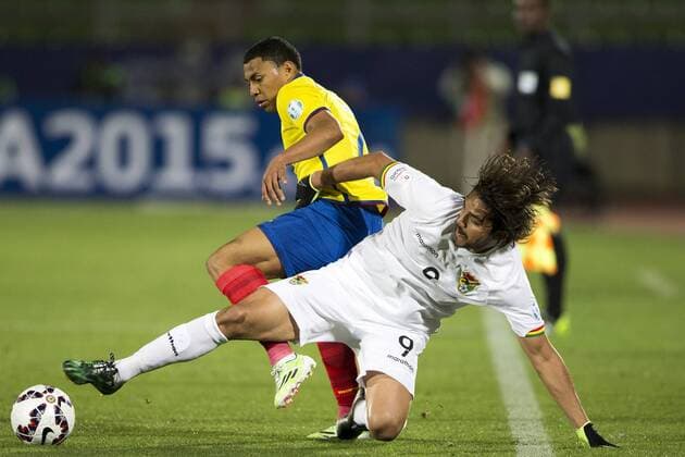 (150616) -- VALPARAISO, June, 2015 -- Jefferson Montero (L) of Ecuador vies for the ball with Marcelo Martins of Bolivia during the Group A match of the Copa America, held at the Elias Figueroa Brander stadium, in Valparaiso, Chile, on June 15, 2015. Bolivia won 3-2. ) (ce) (SP)CHILE-VALPARAISO-COPA AMERICA-ECUADOR VS BOLIVIA LuisxEcheverria 