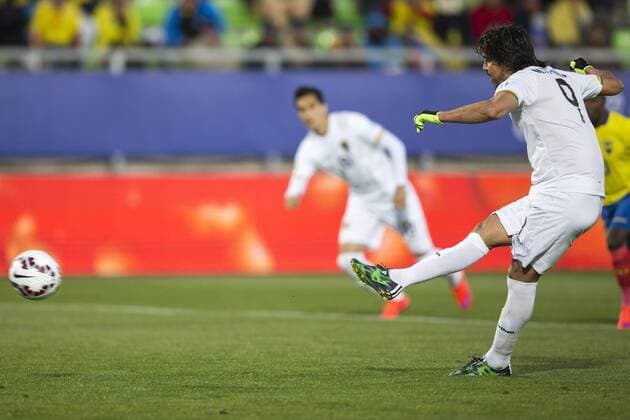 (150616) -- VALPARAISO, June, 2015 -- Marcelo Martins of Bolivia takes a penalty kick during the Group A match of the Copa America 2015 against Ecuador, held at the Elias Figueroa Brander stadium, in Valparaiso, Chile, on June 15, 2015. Bolivia won 3-2. ) (ce) (SP)CHILE-VALPARAISO-COPA AMERICA-ECUADOR VS BOLIVIA LuisxEcheverria 