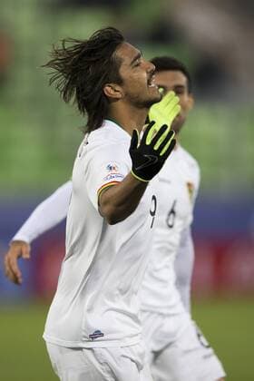 (150616) -- VALPARAISO, June, 2015 -- Marcelo Martins of Bolivia celebrates scoring during the Group A match of the Copa America 2015 against Ecuador, held at the Elias Figueroa Brander stadium, in Valparaiso, Chile, on June 15, 2015. Bolivia won 3-2. ) (ce) (SP)CHILE-VALPARAISO-COPA AMERICA-ECUADOR VS BOLIVIA LuisxEcheverria 