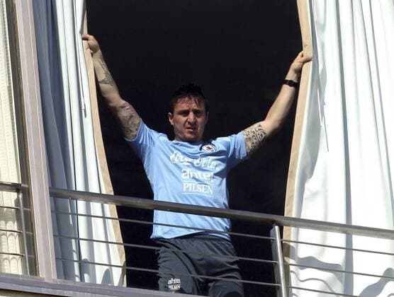 (150616) -- LA SERENA, June, 2015 -- Cristian Rodriguez of Uruguay is seen in the balcony of a hotel room, in La Serena, Chile, on June 15, 2015. Uruguay will face Argentina on Tuesday in La Portada stadium. Juan Roleri ) (da) (SP)CHILE-LA SERENA-COPA AMERICA-URUGUAY TELAM 