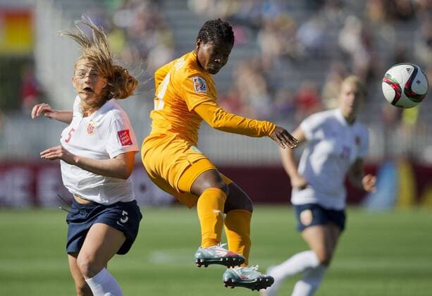 (150615) -- MONCTON, June 15, 2015 -- Lisa-Marie Utland (L) of Norway vies with Fernande Tchetche (C) of Cote d Ivoire during their group B match at the 2015 FIFA Women s World Cup in Moncton, Canada, June 15, 2015. Norway won 3-1 and advanced into the round of 16. ) (SP)CANADA-MONCTON-FIFA WOMEN S WORLD CUP-GROUP B-NORWAY VS COTE D IVOIRE ZouxZheng 
