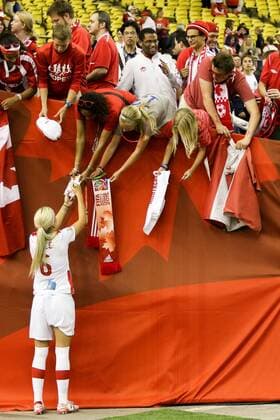 Kaylyn Kyle (CAN) schreibt nach dem Schlusspfiff Autogramme, Fussball, FIFA Frauen-WM 2015, Niederlande - Kanada, xozx