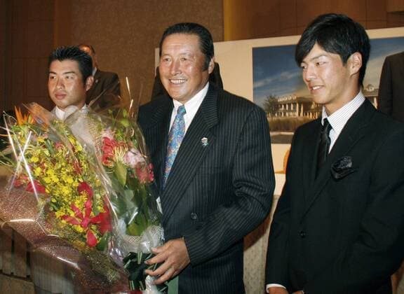 YOKOHAMA, Japan - Masashi Jumbo Ozaki (C), the JGTO Tour leader with 94 career wins, holds a bouquet and smiles during a press conference PK Pressekonferenz in Yokoyama on Oct. 6, 2010, after he was inducted into the World Golf Hall of Fame.  1006021