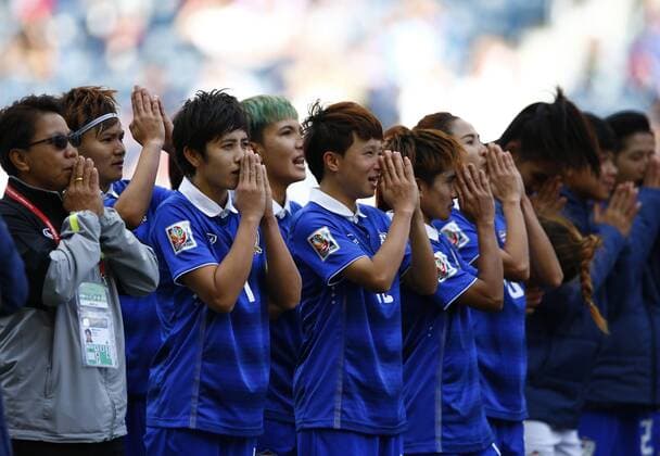 WINNIPEG, June 15, 2015 -- Players of Thailand greet audience after the Group B match against Germany at the 2015 FIFA Women s World Cup in Winnipeg, Canada, June 15, 2015. Thailand lost 0-4. ) (SP)CANADA-WINNIPEG-FIFA WOMEN S WORLD CUP-GROUP B-GER VS THA DingxXu 
