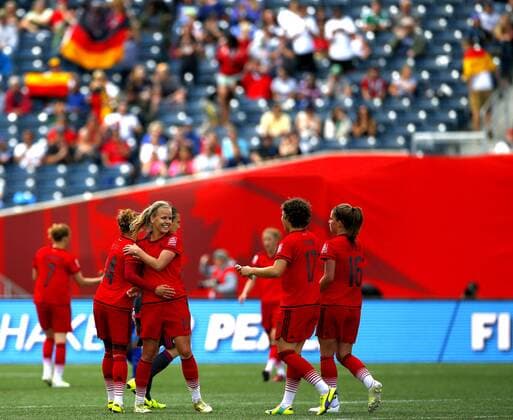 WINNIPEG, June 15, 2015 -- Players of Germany celebrate for victory after the Group B match against Thailand at the 2015 FIFA Women s World Cup in Winnipeg, Canada, June 15, 2015. Germany won 4-0. ) (SP)CANADA-WINNIPEG-FIFA WOMEN S WORLD CUP-GROUP B-GER VS THA DingxXu 