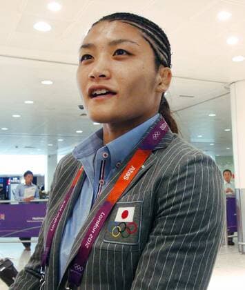 LONDON, Britain - Japan s Kaori Icho speaks to reporters on arriving at London s Heathrow Airport on Aug. 3, 2012. She will compete in the women s wrestling 63-kilogram division at the 2012 London Olympics.  0804058