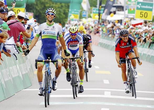 16.06.2015 Schwarzenbach Tour de Suisse 4.Etappe Flims - Schwarzenbach Bild zeigt den Tagsssieger Michael Matthews (AUS) Team Orica Greenedge vor eter Sagan (SVK) Jubel Jubelt Aktion Foto 