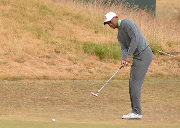 Aktuell Golf, US Open, Training Tiger Woods putts on the 6th green during a practice round prior to the start of the 115th U.S. Open Championship at Chambers Bay on June 16, 2015 in University Place, Washington.  SEA20150616314 KEVINxDIETSCH