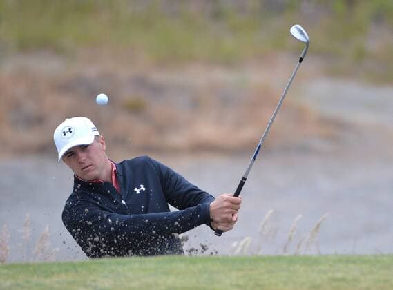 Aktuell Golf, US Open, Training Jordan Spieth hits out of a bunker on the 9th hole during a practice round prior to the start of the 115th U.S. Open Championship at Chambers Bay on June 16, 2015 in University Place, Washington.  SEA20150616324 KEVINxDIETSCH