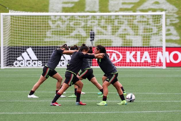 Mexikanische Spielerinnen trainieren für das Kräftemessen mit Frankreich, Mexiko, Training, Fussball, FIFA Frauen-WM 2015, Abschlusstraining im Stadion, xozx