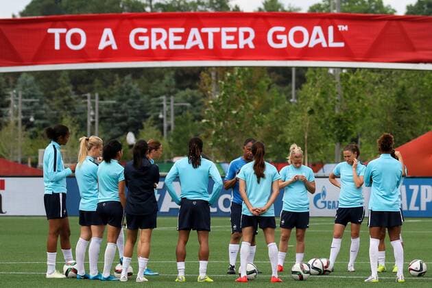 französische Spielerinnen kurz vor dem Training, Frankreich, To A Greater Goal, FIFA, Motto, Fussball, FIFA Frauen-WM 2015, Abschlusstraining im Stadion, xozx