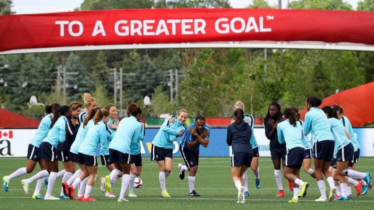 französische Spielerinnen bei einer Trainingsübung, Frankreich, To A Greater Goal, FIFA, Motto, stehen auf einem Bein, Fussball, FIFA Frauen-WM 2015, Abschlusstraining im Stadion, xozx