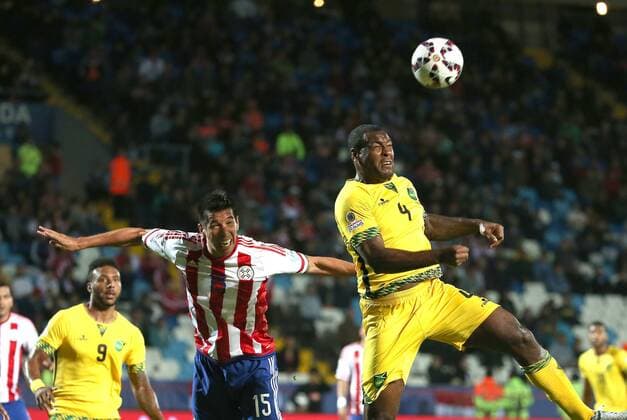 ANTOFAGASTA, June 16, 2015 -- Victor Caceres (C) of Paraguay vies with Wes Morgan of Jamaica during their group B match at the 2015 American Cup in Antofagasta, Chile, June 16, 2015. Paraguay won 1-0. ) (SP)CHILE-ANTOFAGASTA-COPA AMERICA-PARAGUAY VS JAMAICA XuxZijian 