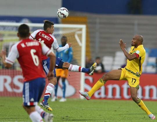 ANTOFAGASTA, June 16, 2015 -- Edgar Benitez (L) of Paraguay vies with Rodolph Austin of Jamaica during the group B match at the 2015 American Cup in Antofagasta, Chile, June 16, 2015. Paraguay won 1-0. ) (SP)CHILE-ANTOFAGASTA-COPA AMERICA-PARAGUAY VS JAMAICA RongxHao 