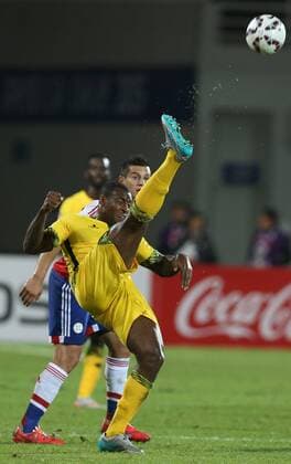 ANTOFAGASTA, June 16, 2015 -- A player of Jamaica competes during the group B match against Paraguay at the 2015 American Cup in Antofagasta, Chile, June 16, 2015. Paraguay won 1-0. ) (SP)CHILE-ANTOFAGASTA-COPA AMERICA-PARAGUAY VS JAMAICA RongxHao 