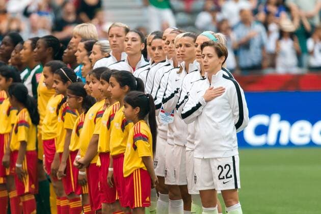 Aktuell Fußball, Damen, WM, Nigeria - USA June 16, 2015: The USA team sings the national anthem prior to a Group D match at the FIFA Women s World Cup Canada 2015 between Nigeria and the USA at BC Place Stadium on 16 June 2015 in Vancouver, Canada. Sydney Low Cal Media. Soccer 2015: FIFA Women s World Cup JUNE 16 - ZUMAc04_
