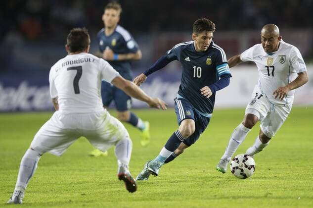 LA SERENA, June 16, 2015 -- Lionel Messi (C) of Argentina vies for the ball with Cristian Rodriguez (L) and Egidio Arevalo of Uruguay during the Group B match at the 2015 American Cup, at La Portada stadium, in La Serena, Chile, on June 16, 2015. Argentina won 1-0. ) (ce) (SP)CHILE-LA SERENA-COPA AMERICA-ARGENTINA VS URUGUAY LuisxEcheverria 
