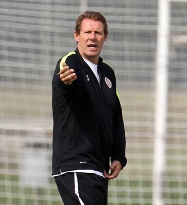 17.06.2015, xxxx, Fussball 3.Liga, SV Wehen Wiesbaden Trainingsauftakt, v.l. Trainer Sven Demandt (SV Wehen Wiesbaden) gestikuliert, gibt Anweisungen gesticulate giving instructions