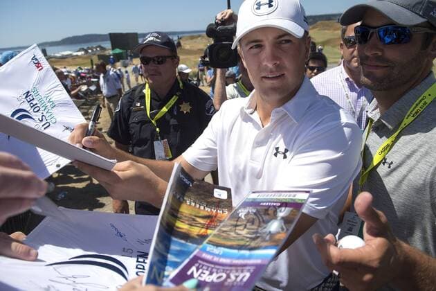 Aktuell Golf, US Open, Training Jordan Spieth signs autographs after a practice round prior to the start of the 115th U.S. Open Championship at Chambers Bay on June 17, 2015 in University Place, Washington.  SEA20150617810 KEVINxDIETSCH