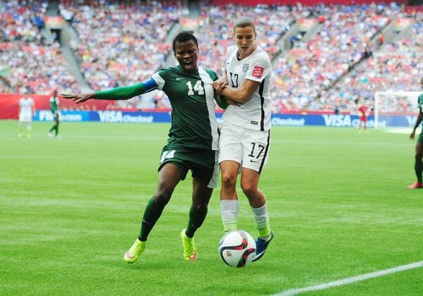 Aktuell Fußball, Damen, WM, Nigeria - USA June 16, 2015: United States midfielder Tobin Heath (17) and Nigerian midfielder Evelyn Nwabuoko (14) race for the ball on Tuesday at BC Place in Vancouver, British Columbia. SOCCER: JUN 16 FIFA Women s World Cup - Group D - Nigeria v USA Icon150612031 EDITORIAL USE ONLY
