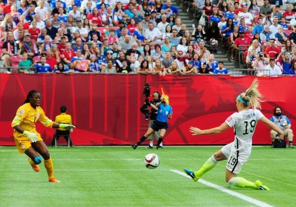 Aktuell Fußball, Damen, WM, Nigeria - USA June 16, 2015: United States defender Julie Johnston (19) takes a shot at Nigerian goalkeeper Precious Dede (1) on Tuesday at BC Place in Vancouver, British Columbia. SOCCER: JUN 16 FIFA Women s World Cup - Group D - Nigeria v USA Icon150612029 EDITORIAL USE ONLY