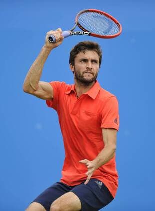 Aktuell Tennis, ATP Turnier im Queen s Club 17 June 2015: Gilles Simon (FRA) in action during his match against Thanasi Kokkinakis (AUS) in their MenÕs Singles Second Round match during the Aegon Classic in London, Great Britain.. TENNIS: JUN 17 Aegon Classic London Icon1506173227 EDITORIAL USE ONLY