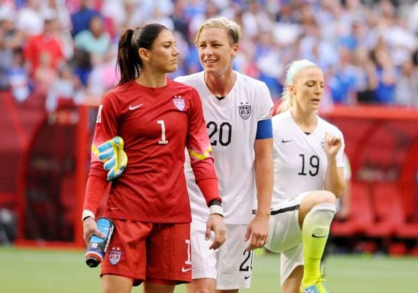 Aktuell Fußball, Damen, WM, Nigeria - USA June 16, 2015: United States forward Abby Wambach (20) talks with goalkeeper Hope Solo (1) after the team defeated Nigeria on Tuesday at BC Place in Vancouver, British Columbia. SOCCER: JUN 16 FIFA Women s World Cup - Group D - Nigeria v USA Icon150612051 EDITORIAL USE ONLY