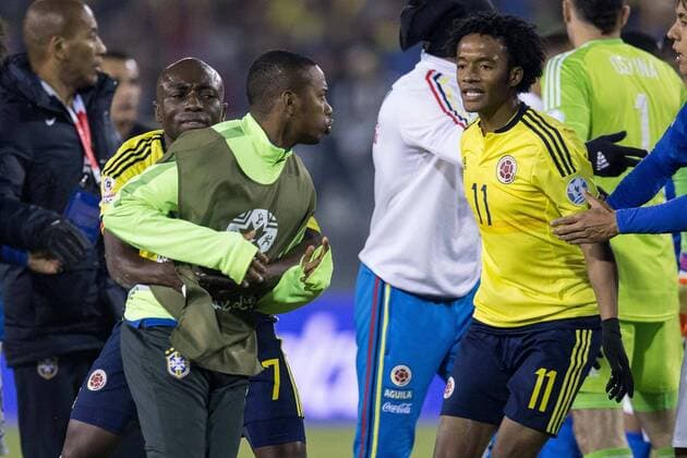 Pablo Armero, Robinho, Juan Cuadrado, Aktuell Fußball, Copa America, Brasilien - Kolumbien, Rangeleien während des Spiels und abseits des Platzes Brazil vs Colombia SANTIAGO, SC - 17 06 2015: BRAZIL X COLOMBIA - Fight between players after completion of the match between Brazil vs Colombia, valid for the second round of the first phase of Group C of the Copa America 2015 held at the Estadio Monumental David Arellano. (Photo: Marcelo Machado de Melo FotoArena)  MarceloxMachadoxdexMelo