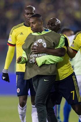 Aktuell Fußball, Copa America, Brasilien - Kolumbien, Rangeleien während des Spiels und abseits des Platzes Brazil vs Colombia SANTIAGO, SC - 17 06 2015: BRAZIL X COLOMBIA - Colombia s Pablo Armero safe Robinho of Brazil after confusion at the end of the match between Brazil vs Colombia, valid for the second round of the first phase of Group C of the Copa America 2015, held at the Monumental Stadium David Arellano. (Photo: Marcelo Machado de Melo FotoArena)  MarceloxMachadoxdexMelo