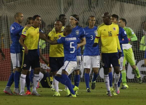 Fernandinho Aktuell Fußball, Copa America, Brasilien - Kolumbien, Rangeleien während des Spiels und abseits des Platzes Brazil vs Colombia SANTIAGO, SC - 17 06 2015: BRAZIL X COLOMBIA - Photo during the match between Brazil vs Colombia, valid for Football, held at the Monumental Stadium in Santiago. (Photo: Carlos Ezequiel Vannoni FotoArena)  CarlosxEzequielxVannoni