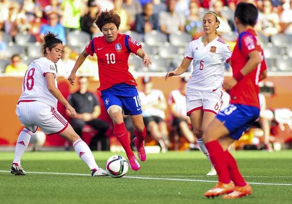 June 17, 2015: Forward Ji So-yun ( 10) of Korea Republic tries to burst through the Spanish defence during the FIFA 2015 Women s World Cup Group E match between Korea and Spain at Lansdowne Stadium in Ottawa, Canada. SOCCER: JUN 17 FIFA Women s World Cup - Group E - Korea v Spain Icon15061700001 EDITORIAL USE ONLY